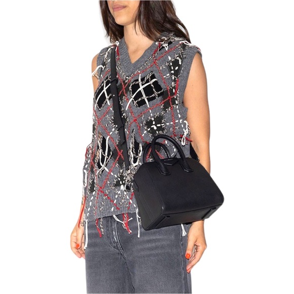 👜 🆕 Givenchy Antigona Mini Grained Leather Bag in color Black - Picture 6 of 11